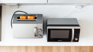 can you use a microwave and toaster oven on the same circuit