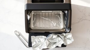 can you use aluminum foil on the bottom of a toaster oven