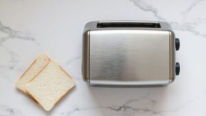 what does the defrost setting do on a toaster
